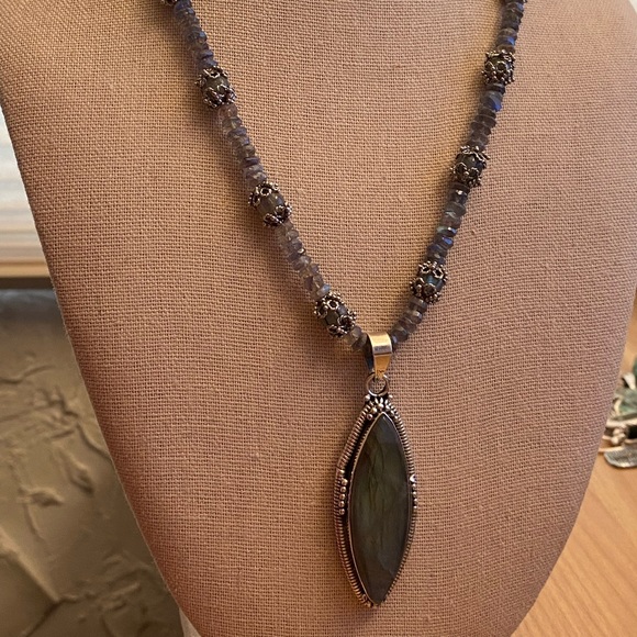 Intricate Labradorite Pendant 925 Silver Necklace - Picture 2 of 16
